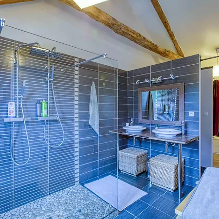 De Bervic Avec Piscine Sainte-Croix (Aveyron)